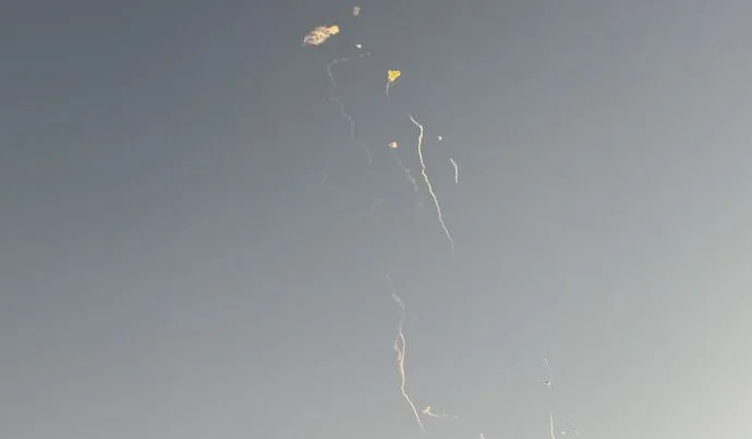 Destroços de míssil interceptado causam mortes e feridos em Abu Dhabi