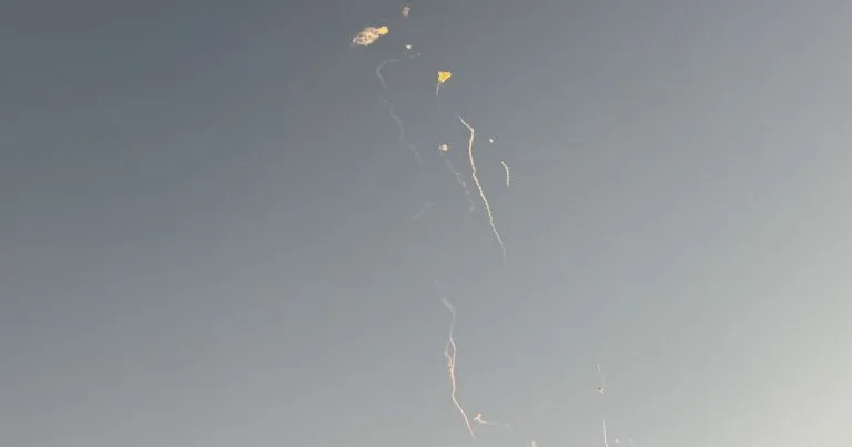 Destroços de míssil interceptado causam mortes e feridos em Abu Dhabi
