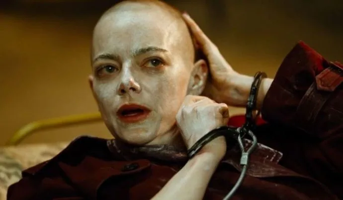 Emma Stone Raspou o Cabelo para o Filme ‘Bugonia’: Entenda a Transformação