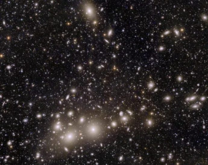 Descoberta de Galáxia Quase Invisível Revela Segredos da Matéria Escura Descoberta de Galáxia Quase Invisível Revela Segredos da Matéria Escura