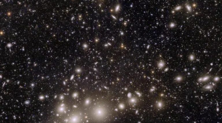 Descoberta de Galáxia Quase Invisível Revela Segredos da Matéria Escura
