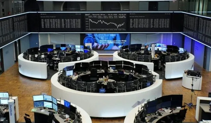 Mercados Europeus Encerram em Baixa: Tensão Geopolítica e Tarifas Impactam o Setor