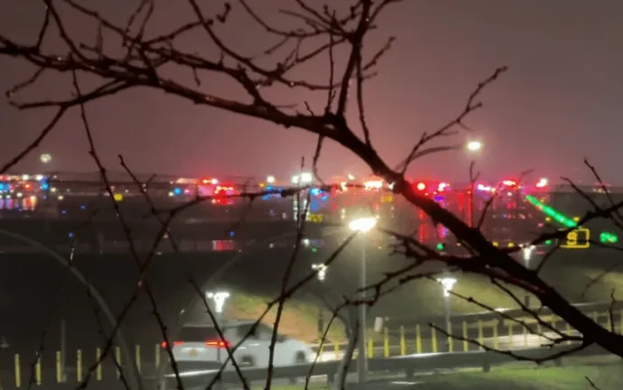 Colisão entre avião da Air Canada e veículo em LaGuardia provoca suspensão de voos