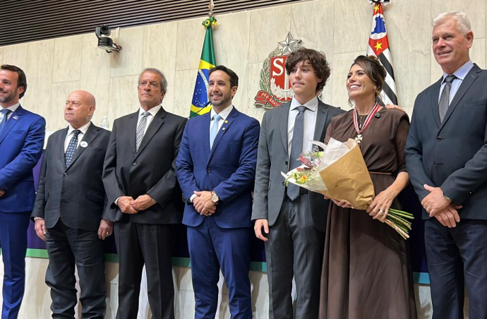 Rosana Valle Recebe Colar de Honra ao Mérito da Alesp em Cerimônia Emocionante Rosana Valle Recebe Colar de Honra ao Mérito da Alesp em Cerimônia Emocionante