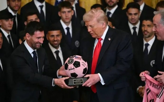 Lionel Messi Celebra Título com Presente Especial a Donald Trump na Casa Branca