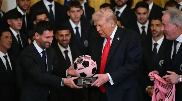 Lionel Messi Celebra Título com Presente Especial a Donald Trump na Casa Branca