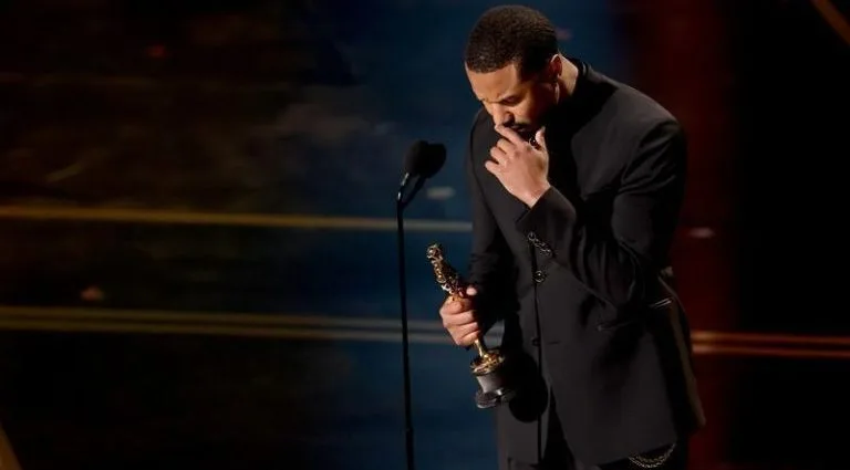 Michael B. Jordan Celebra Vitória Histórica no Oscar 2026