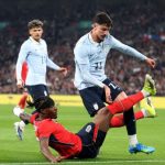 Joaquin Piquerez Retorna ao Brasil com Bota Ortopédica Após Lesão em Jogo da Seleção Uruguaia