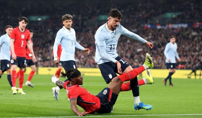 Joaquin Piquerez Retorna ao Brasil com Bota Ortopédica Após Lesão em Jogo da Seleção Uruguaia