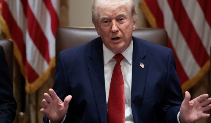 Trump Anuncia Acordo Parcial com Irã e Novas Negociações em Andamento Trump Anuncia Acordo Parcial com Irã e Novas Negociações em Andamento