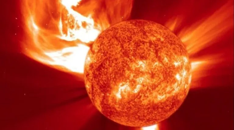 Explosão Solar Impacta Terra e Desafia a Missão Artemis II