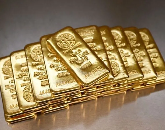 Queda do Ouro: Impactos da Incerteza no Oriente Médio e Políticas Monetárias