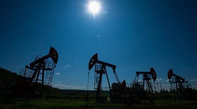 Governo Trump Implementa Medidas para Controlar Preços do Petróleo