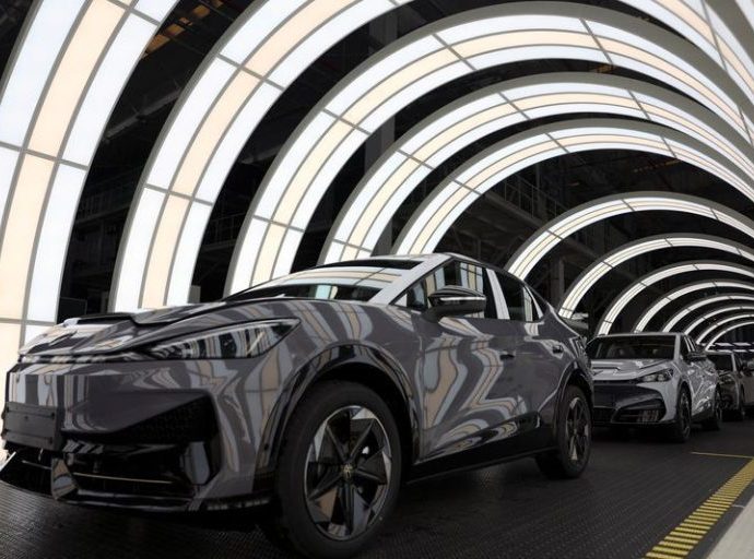 Volkswagen Enfrenta Desafios Financeiros com Queda no Lucro e Pressões do Mercado Chinês