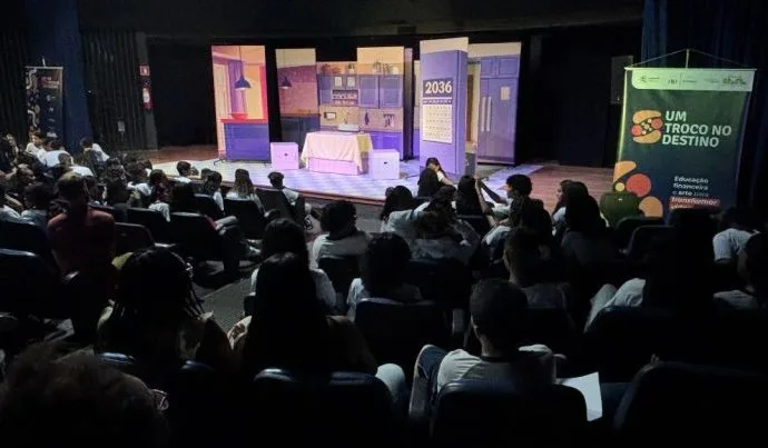 Iniciativa Inovadora Leva Educação Financeira a Escolas Públicas Através de Teatro e Oficinas