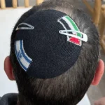 Homem é detido em Israel por usar quipá com bandeiras israelense e palestina