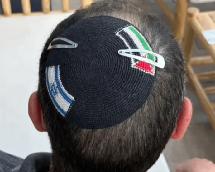 Homem é detido em Israel por usar quipá com bandeiras israelense e palestina