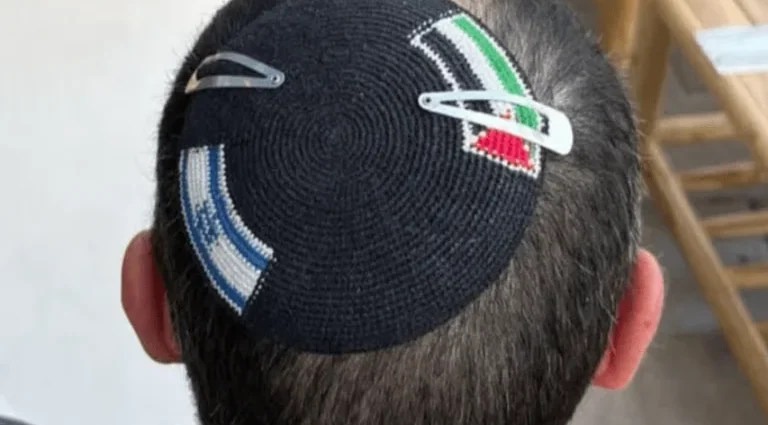 Homem é detido em Israel por usar quipá com bandeiras israelense e palestina Homem é detido em Israel por usar quipá com bandeiras israelense e palestina