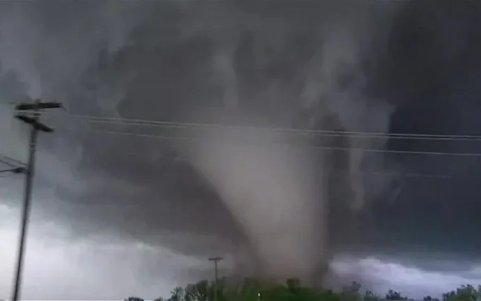 Tornados atingem Oklahoma e deixam pelo menos 10 feridos