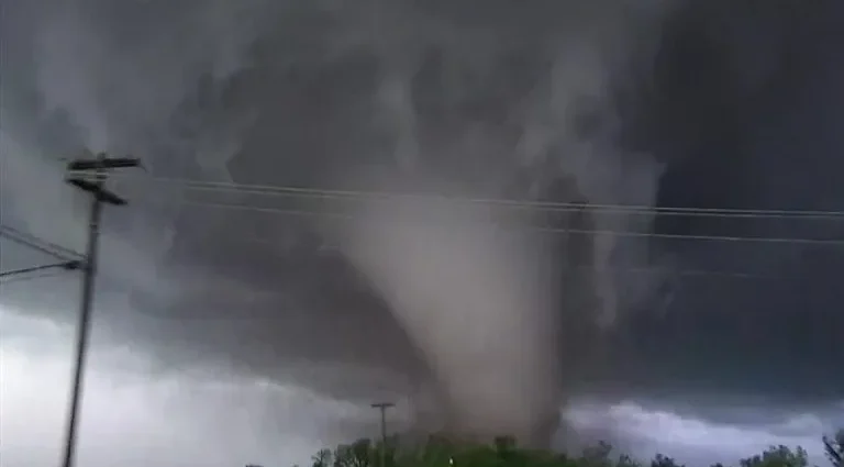 Tornados atingem Oklahoma e deixam pelo menos 10 feridos