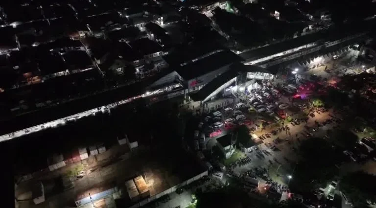 Colisão de trens em Bekasi, Indonésia, resulta em 14 mortes e 84 feridos