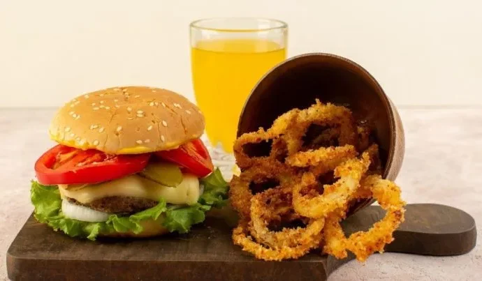 Dieta rica em gordura pode facilitar a migração de bactérias para o cérebro, aponta estudo