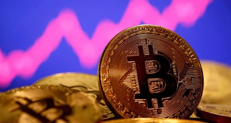 Bitcoin apresenta leve alta, mas cautela ainda limita ganhos