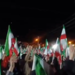 Multidões se reúnem em Irã em apoio ao governo durante conflito