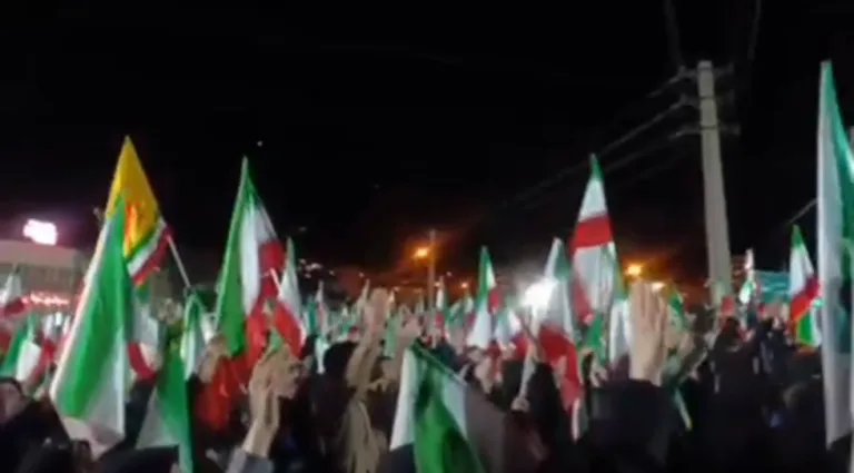 Multidões se reúnem em Irã em apoio ao governo durante conflito