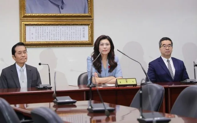 Líder da oposição de Taiwan visita a China pela primeira vez em dez anos