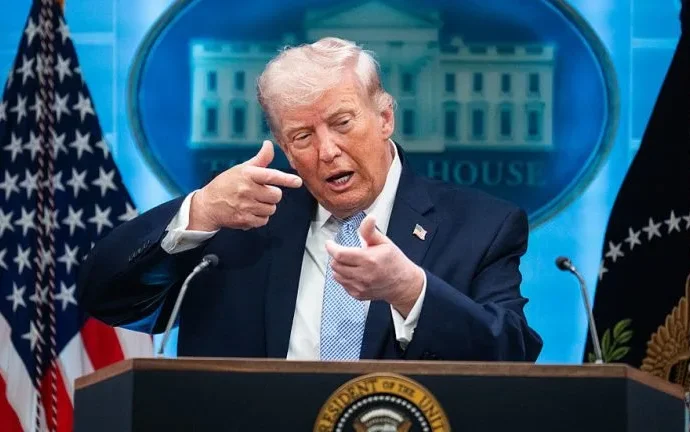 Trump Ameaça Usar Força Letal Contra Barcos Iranianos no Estreito de Hormuz