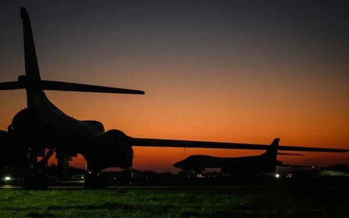 Incêndio de grandes proporções atinge base da RAF na Inglaterra Incêndio de grandes proporções atinge base da RAF na Inglaterra