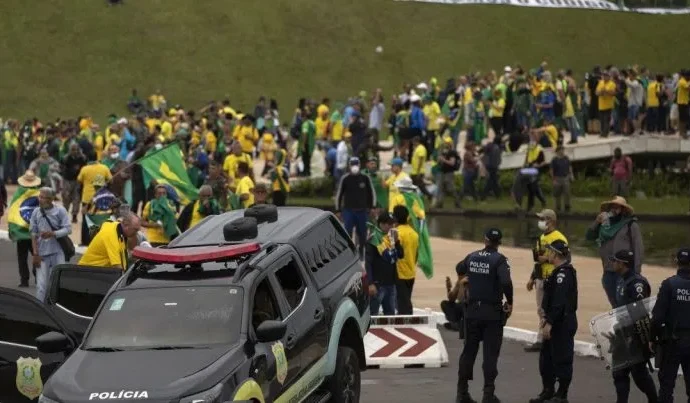 STF concede prisão domiciliar a 18 idosos envolvidos nos eventos de 8 de janeiro STF concede prisão domiciliar a 18 idosos envolvidos nos eventos de 8 de janeiro