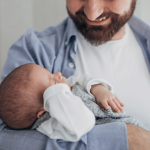 Governo sanciona lei que amplia licença-paternidade e cria salário-paternidade