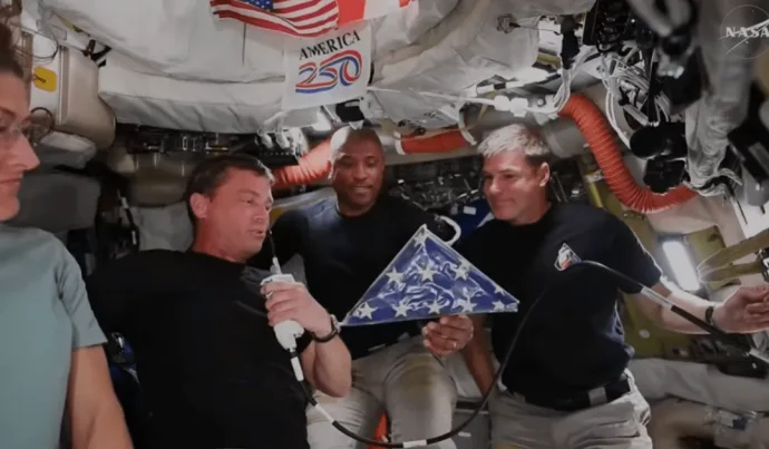 Tripulação da Artemis II Leva Bandeira da Apollo 18 em Viagem à Lua
