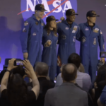 Astronautas da Artemis II celebram retorno triunfal após missão lunar