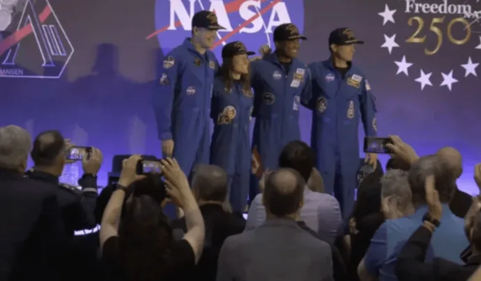 Astronautas da Artemis II celebram retorno triunfal após missão lunar