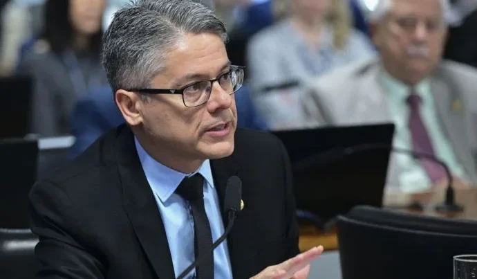 Senador Alessandro Vieira Rebate Críticas de Gilmar Mendes e Defende Romeu Zema