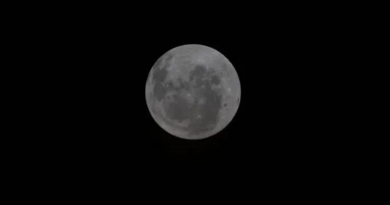 Artemis II captura imagem inédita da Lua durante missão