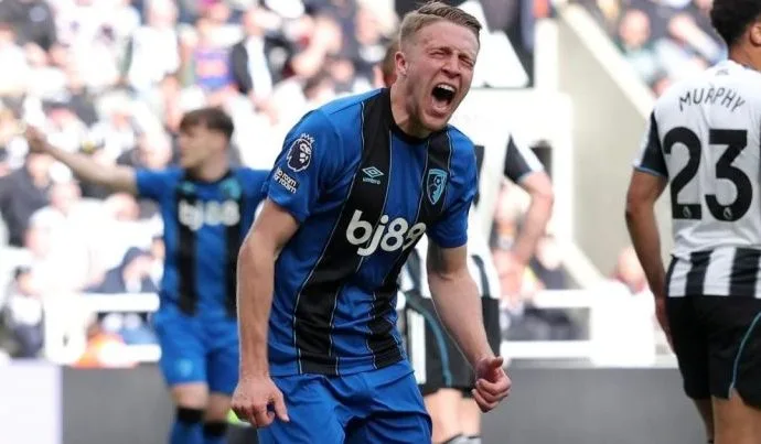 Bournemouth supera Newcastle com gol no fim e mantém aspirações europeias