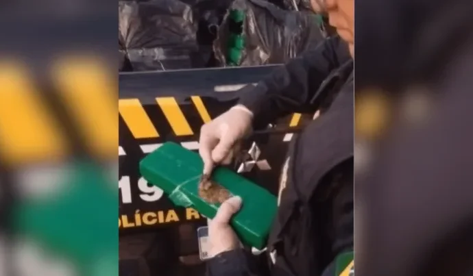 Caminhão acidentado na BR-381 revela carga de maconha escondida entre cosméticos