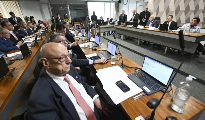 Oposição Intensifica Esforços para Derrubar Vetos à Dosimetria no Congresso