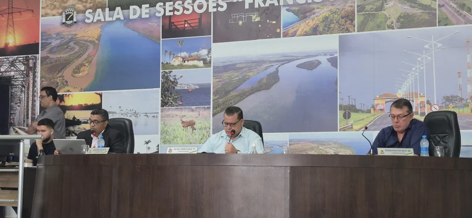 CÂMARA DE CASTILHO APROVA RETROESCAVADEIRA E EXPÕE QUEIXAS SOBRE ATENDIMENTO NO CAMPO