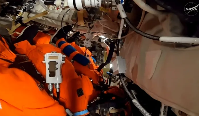 Astronautas da Artemis II realizam testes de trajes de sobrevivência para a missão lunar