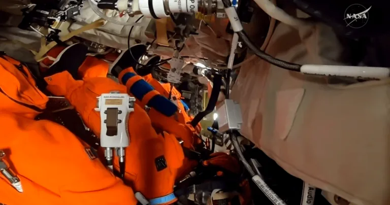 Astronautas da Artemis II realizam testes de trajes de sobrevivência para a missão lunar