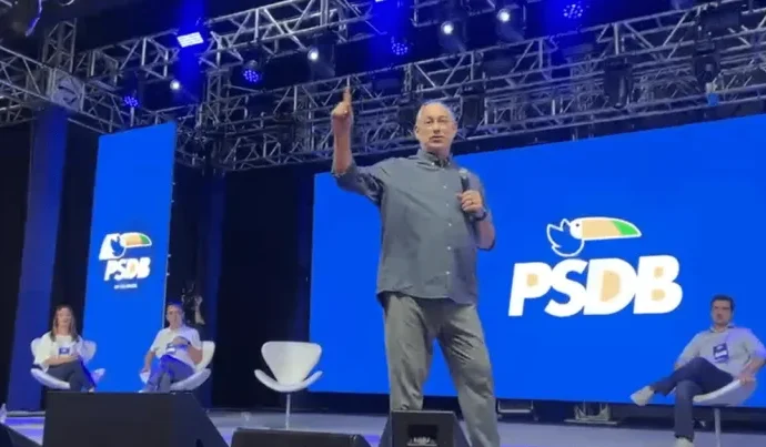 Ciro Gomes envia mensagens ambíguas sobre candidatura à Presidência