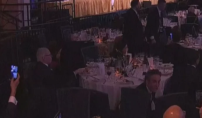 Convidado permanece indiferente durante ataque a tiros em jantar de Trump
