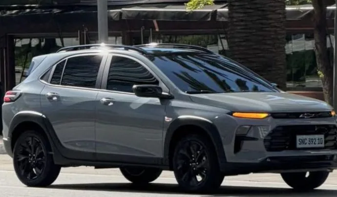 Chevrolet Sonic 2027 é flagrado sem camuflagem durante gravação de comercial em São Paulo