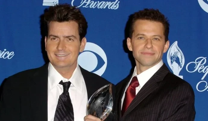 Charlie Sheen fala sobre afastamento de Jon Cryer após “Dois Homens e Meio”