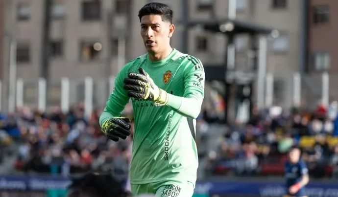 Goleiro Esteban Andrada é suspenso por 13 jogos após agressão em clássico na Espanha